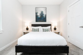 CozySuites Music Row Stunning 2BR -free parking 50